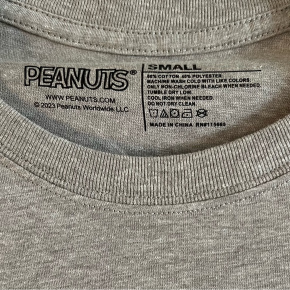 NWOT PEANUT SNOOPY CHRISTMAS T-Shirt - Size: SMALL - Picture 3 of 4